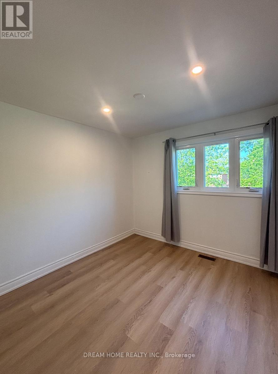 Upper - 327 Sussex Avenue, Richmond Hill, Ontario  L4C 6B4 - Photo 8 - N12400653
