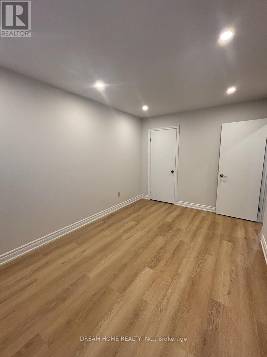 Upper - 327 Sussex Avenue, Richmond Hill, Ontario  L4C 6B4 - Photo 9 - N12400653