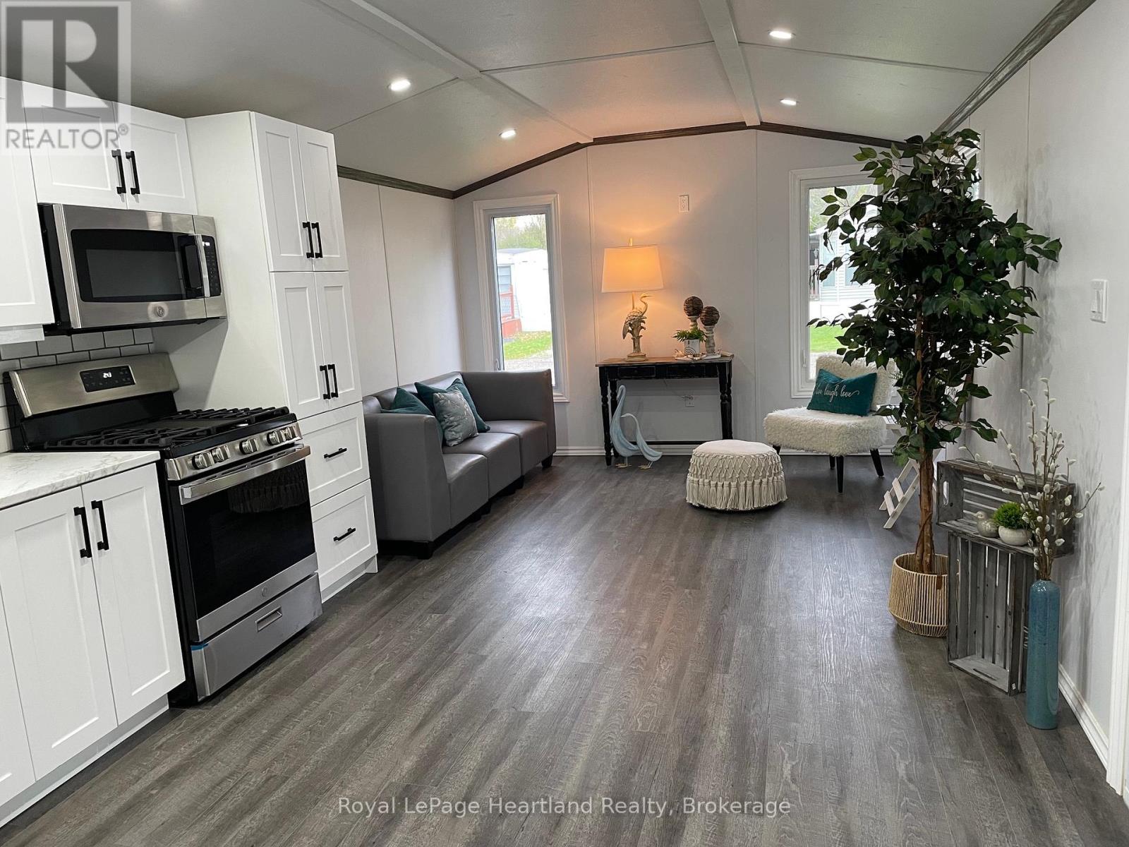 4 Starboard - 77719 Bluewater Highway, Central Huron (Clinton), Ontario  N0M 1G0 - Photo 3 - X12400779