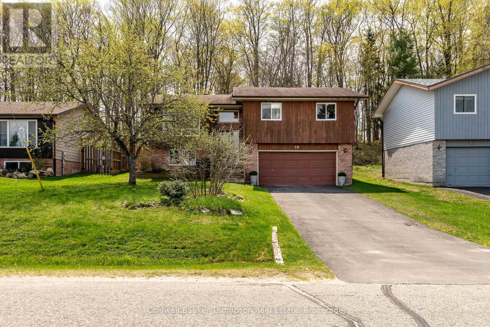 20 Southdale Drive, Huntsville, Ontario  P1H 1T6 - Photo 2 - X12400786