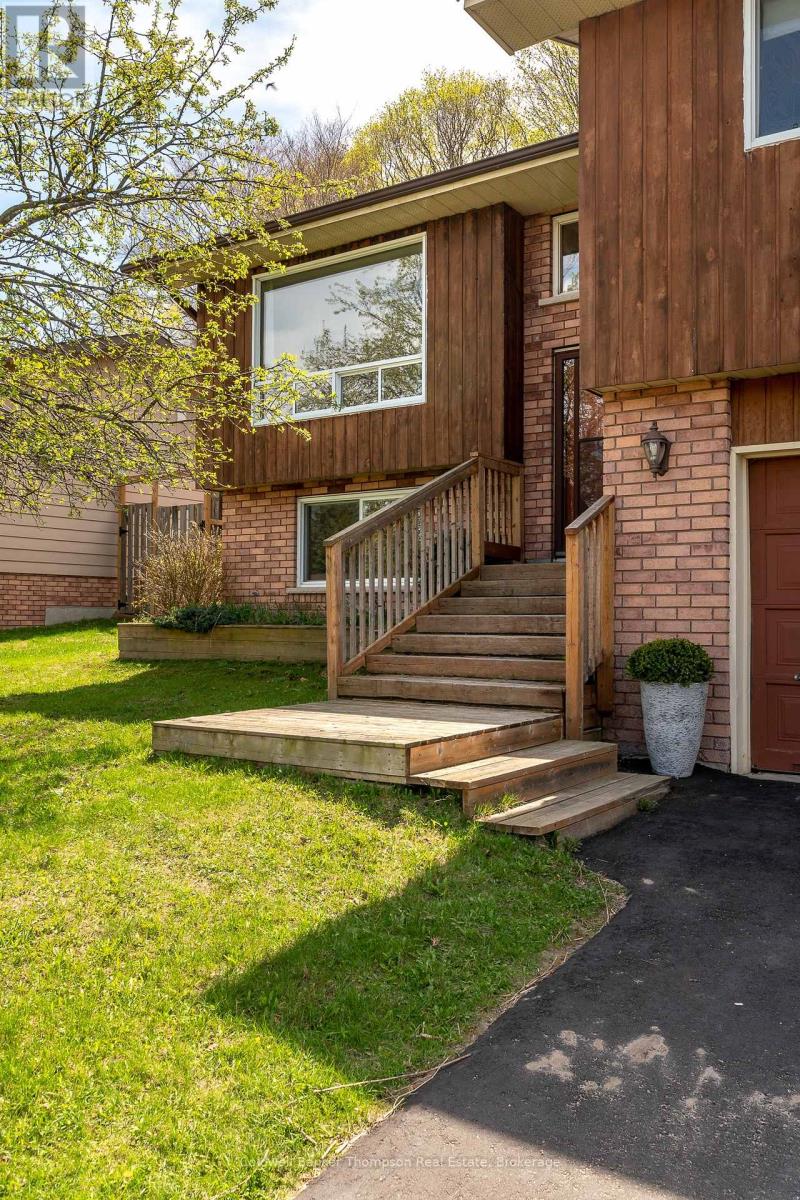 20 Southdale Drive, Huntsville, Ontario  P1H 1T6 - Photo 3 - X12400786
