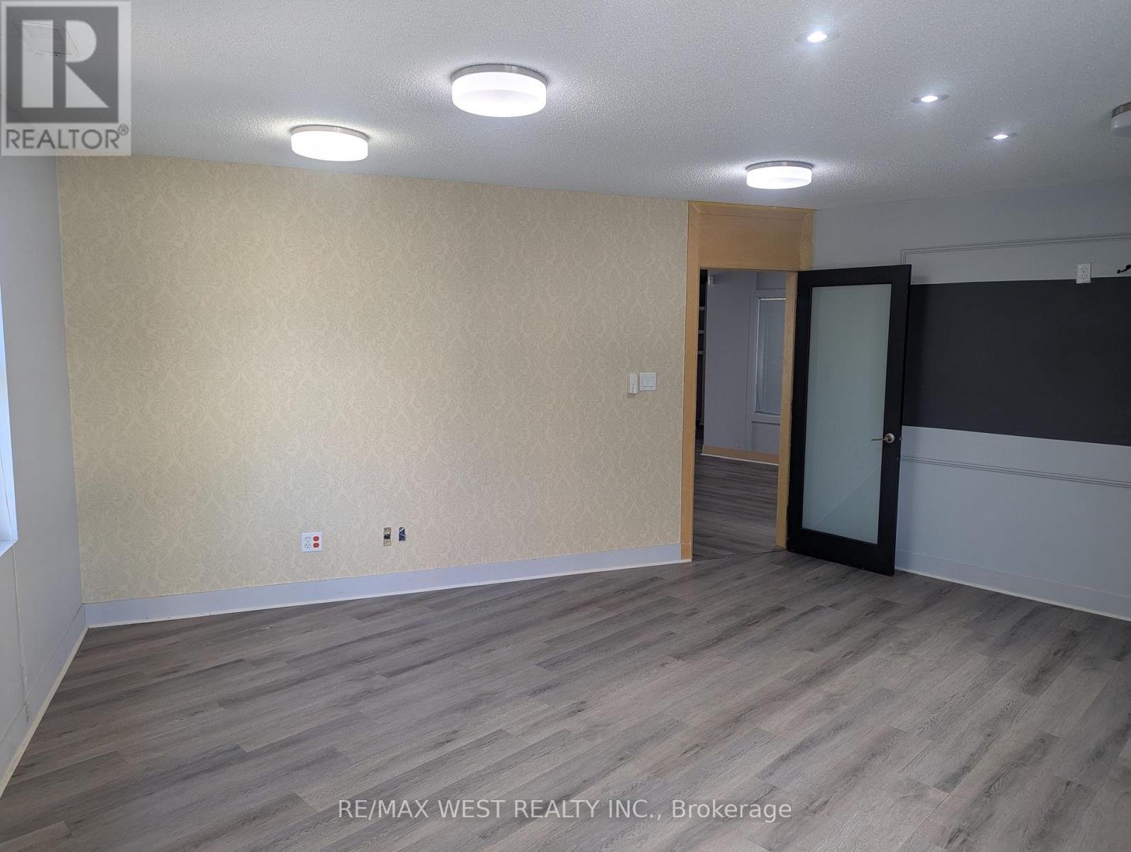96 Forsythe Street, Oakville, Ontario  L6K 1C5 - Photo 3 - W12400524