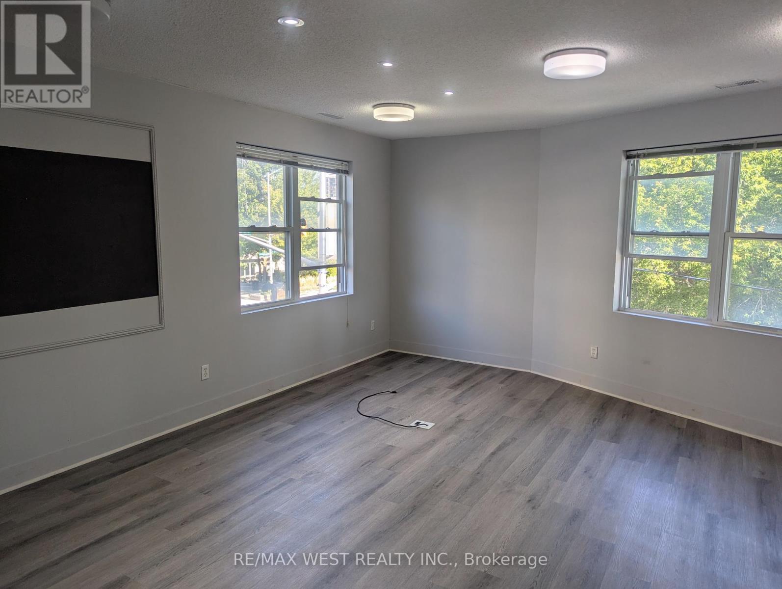 96 Forsythe Street, Oakville, Ontario  L6K 1C5 - Photo 7 - W12400524