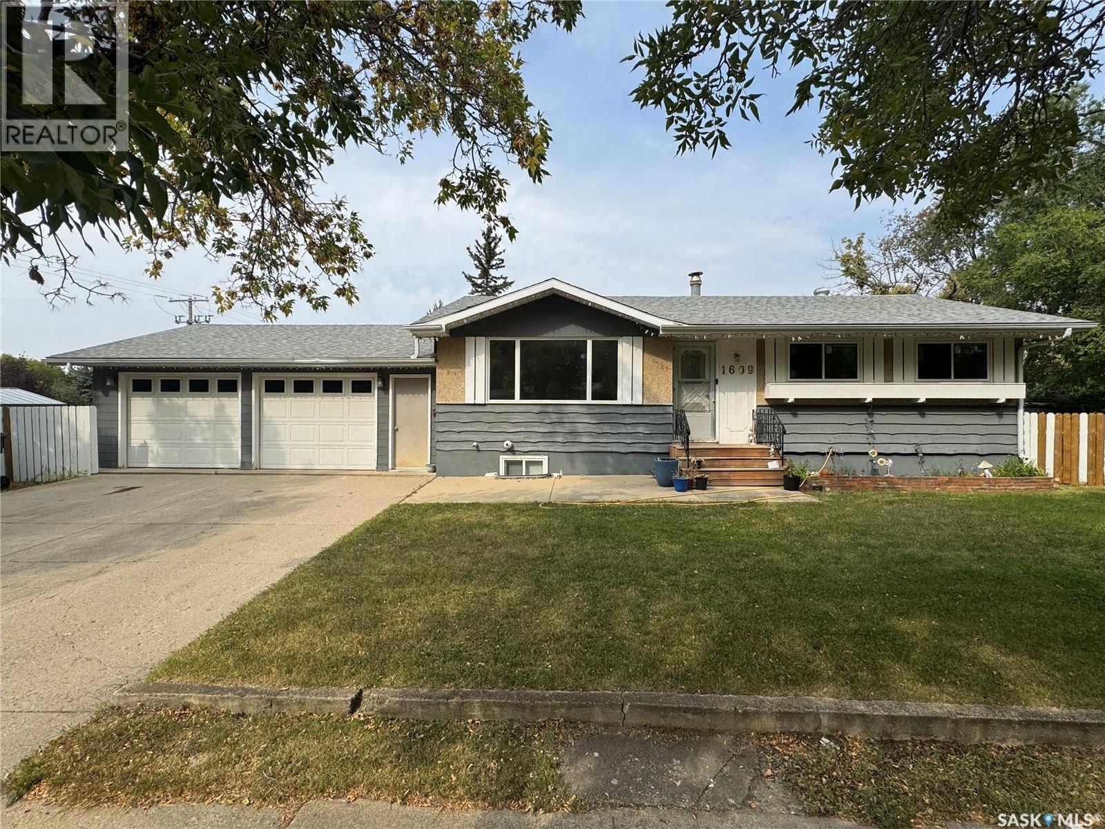 1609 Warren AVENUE, Weyburn, Saskatchewan