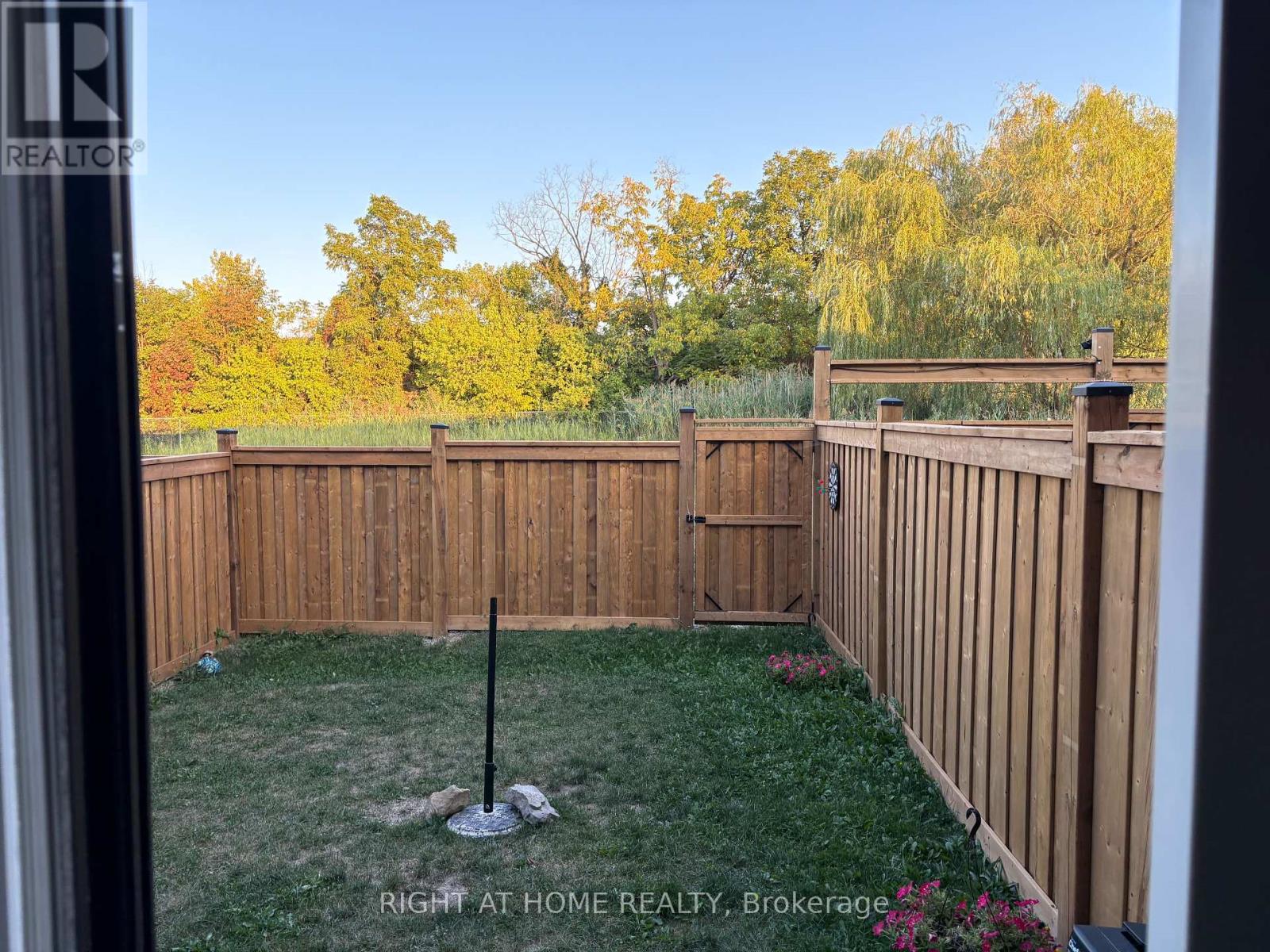 121 Scarletwood Street, Hamilton, Ontario  L8J 0K8 - Photo 17 - X12394847