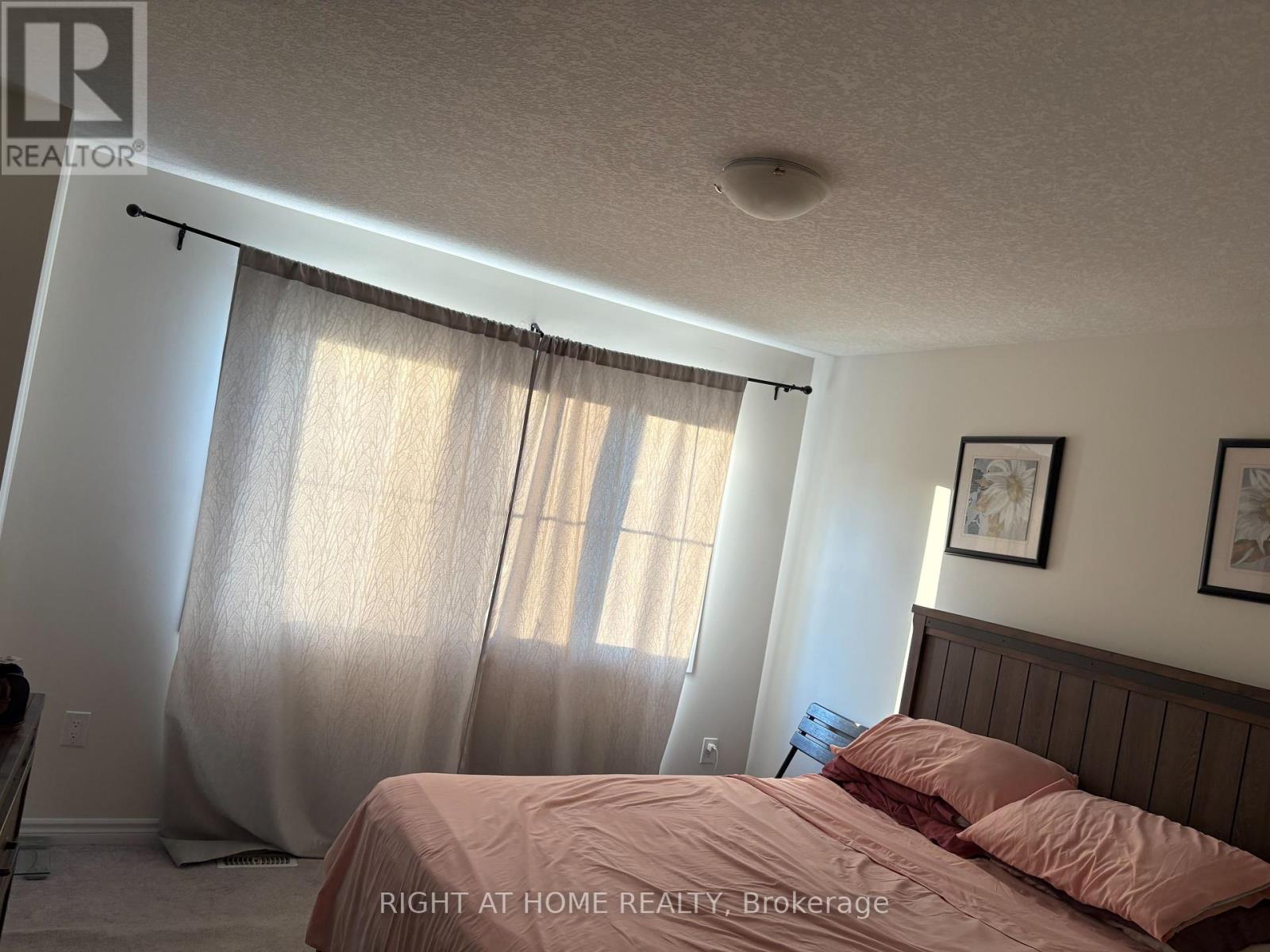 121 Scarletwood Street, Hamilton, Ontario  L8J 0K8 - Photo 4 - X12394847