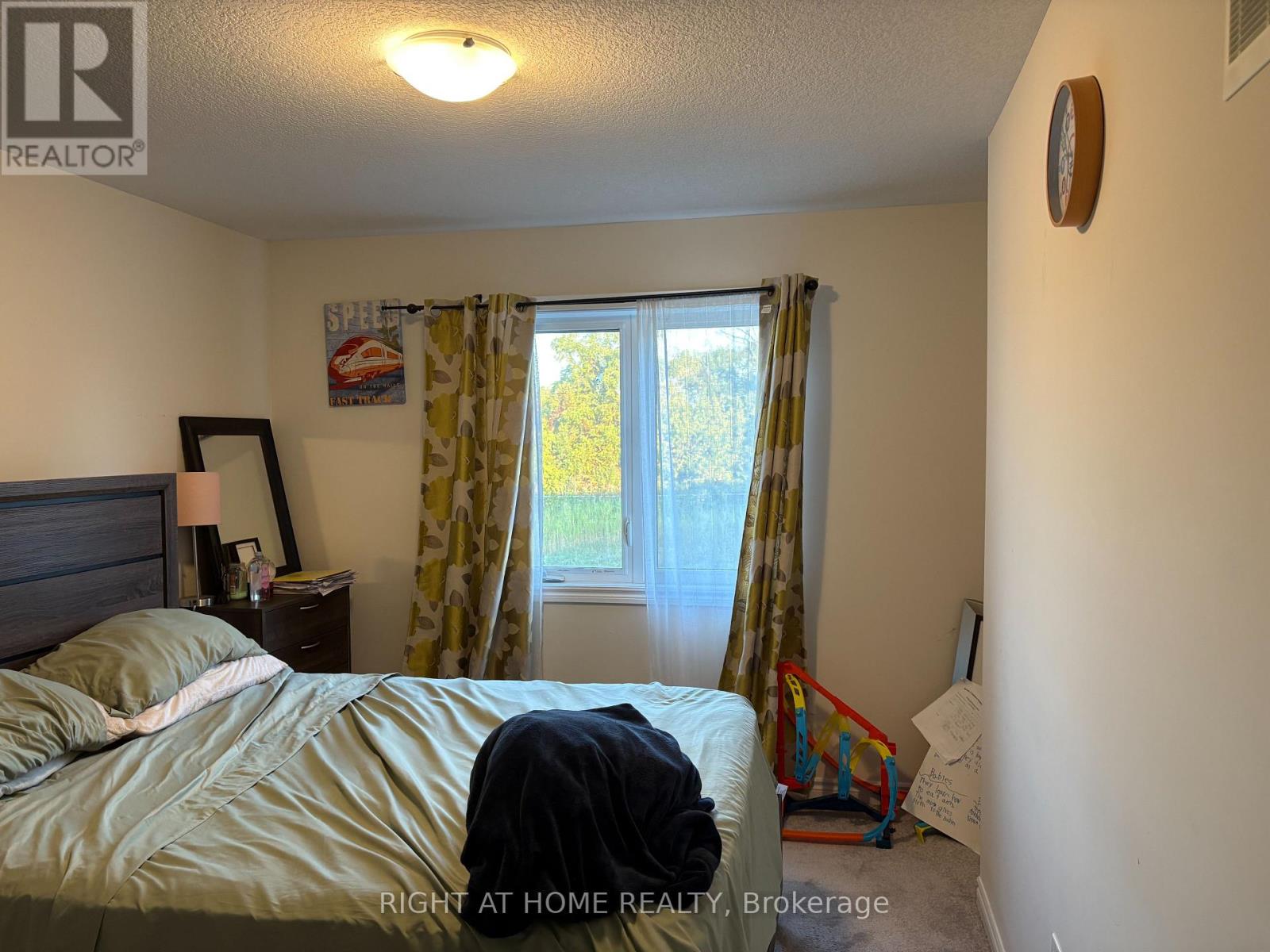 121 Scarletwood Street, Hamilton, Ontario  L8J 0K8 - Photo 9 - X12394847