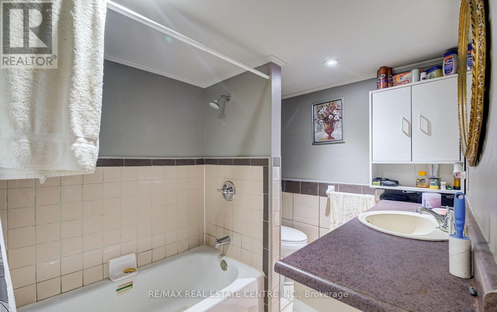 6 Eastern Avenue, Brampton (Queen Street Corridor), Ontario  L6W 1X6 - Photo 10 - W12400737