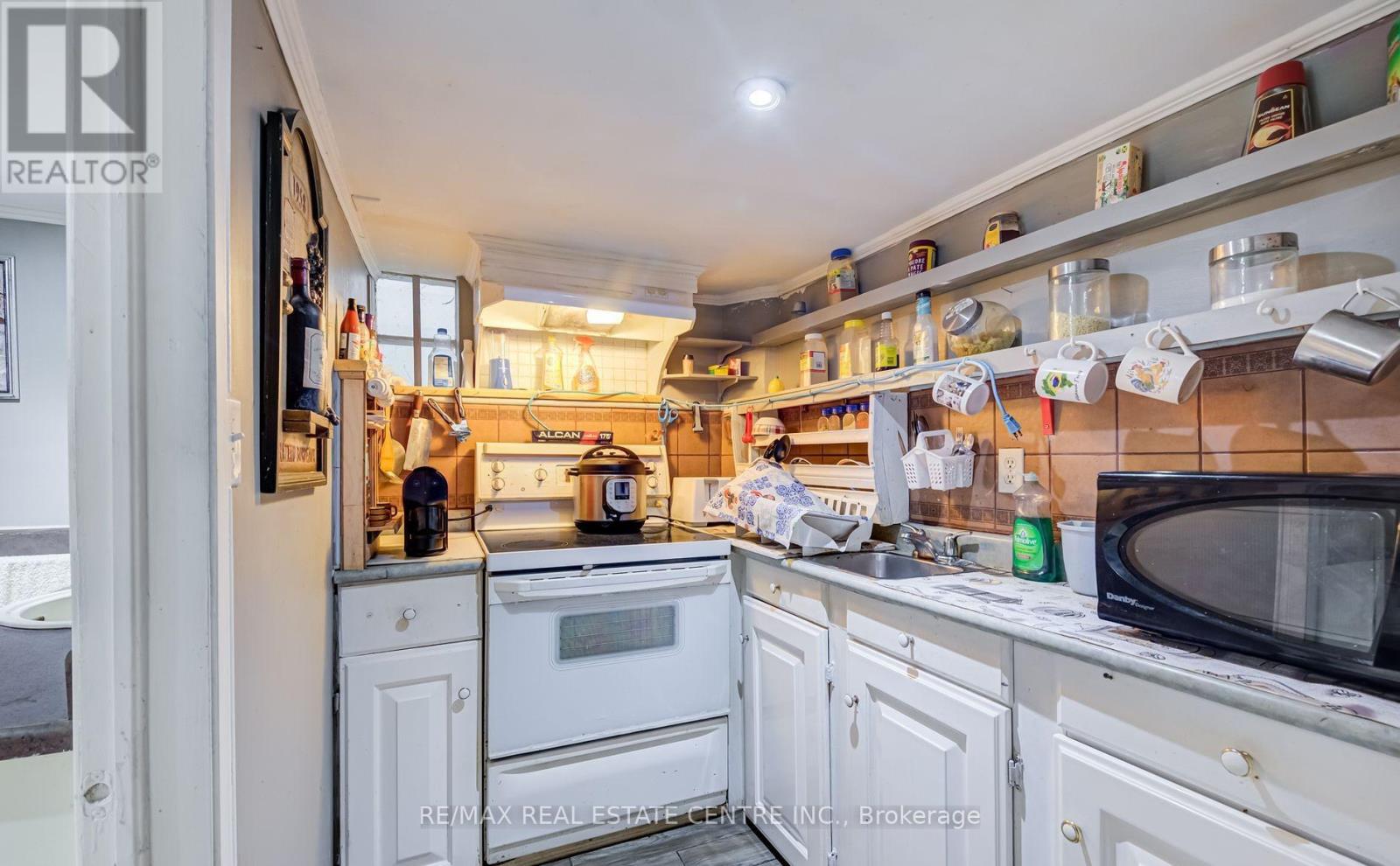 6 Eastern Avenue, Brampton (Queen Street Corridor), Ontario  L6W 1X6 - Photo 11 - W12400737