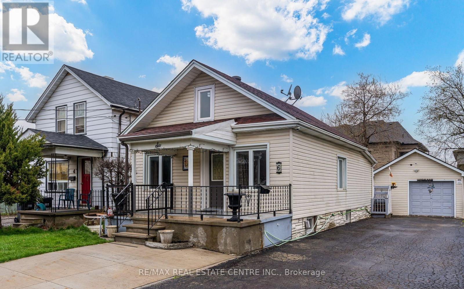 6 Eastern Avenue, Brampton (Queen Street Corridor), Ontario  L6W 1X6 - Photo 2 - W12400737