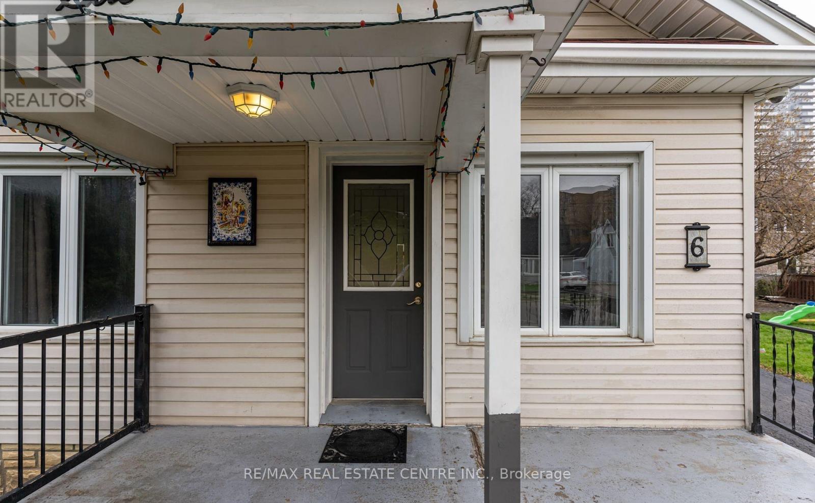 6 Eastern Avenue, Brampton (Queen Street Corridor), Ontario  L6W 1X6 - Photo 3 - W12400737