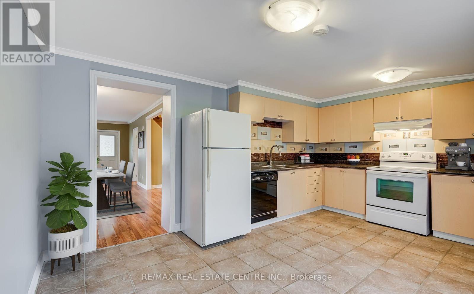 6 Eastern Avenue, Brampton (Queen Street Corridor), Ontario  L6W 1X6 - Photo 7 - W12400737