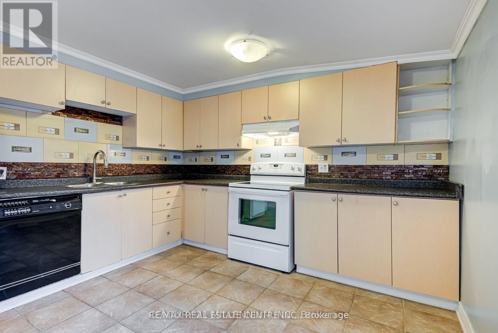 6 Eastern Avenue, Brampton (Queen Street Corridor), Ontario  L6W 1X6 - Photo 8 - W12400737