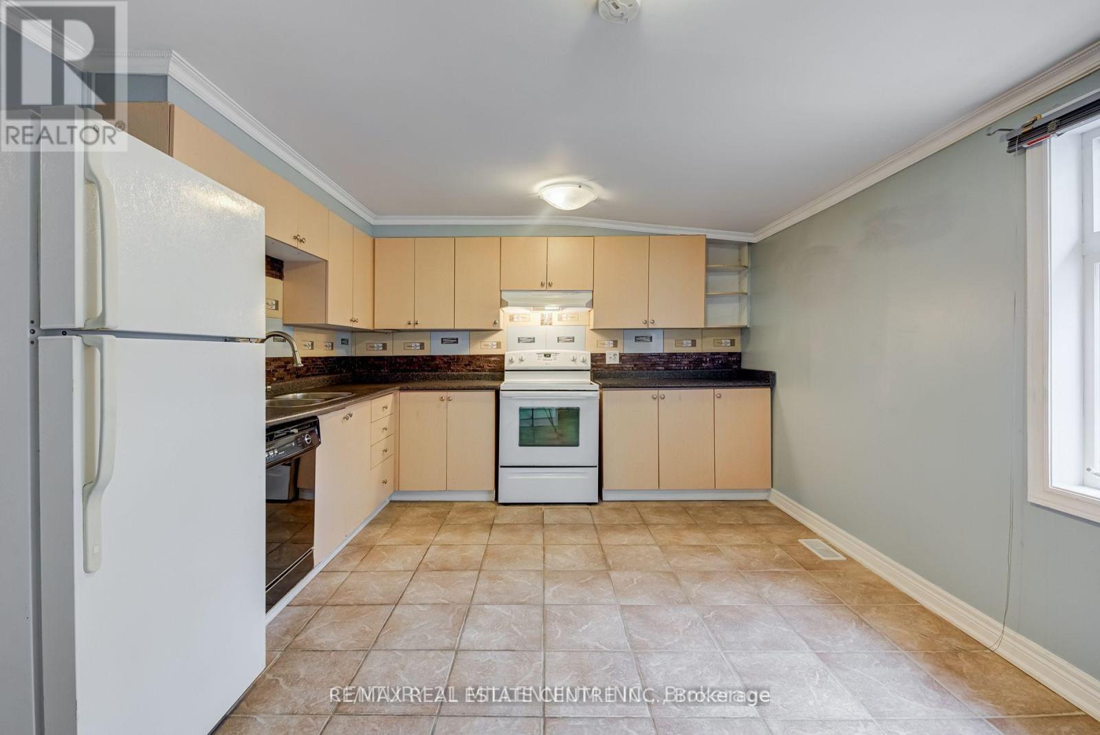 6 Eastern Avenue, Brampton (Queen Street Corridor), Ontario  L6W 1X6 - Photo 9 - W12400737