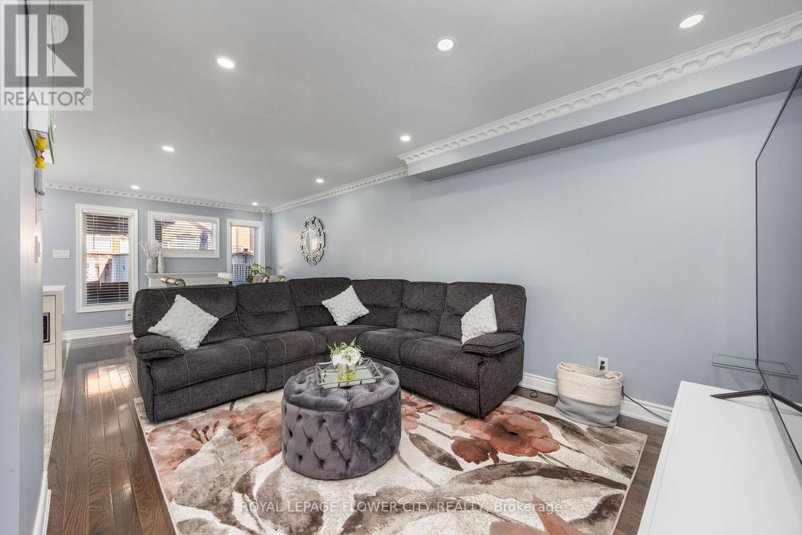 28 Bearwood Street, Brampton (Fletcher's Meadow), Ontario  L7A 1Y8 - Photo 4 - W12400763