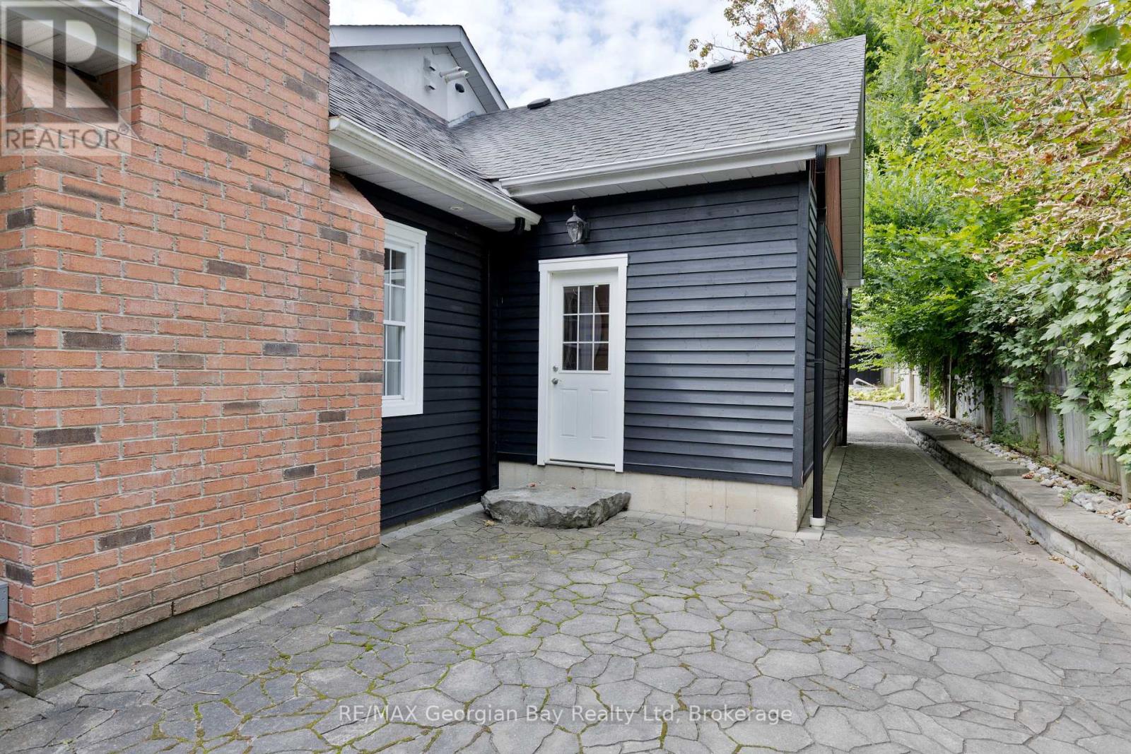 105 Duckworth Street, Barrie, Ontario  L4M 3V9 - Photo 38 - S12400992