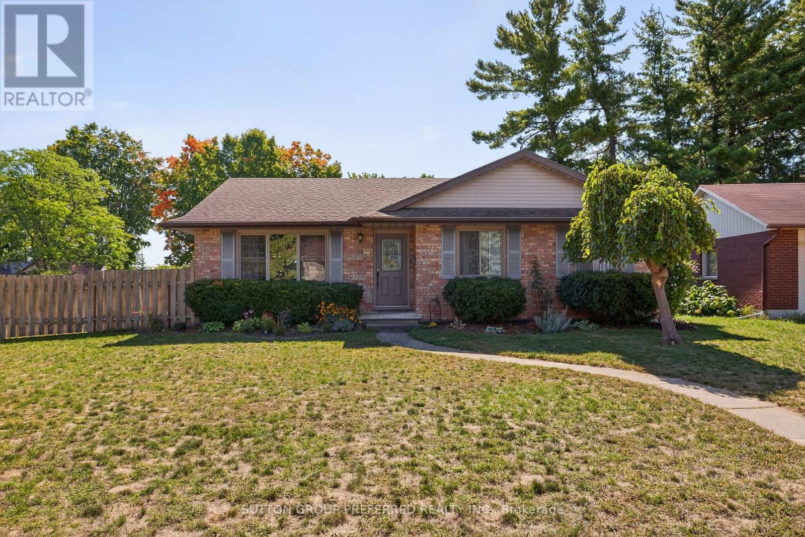 17 Clear Valley Drive, Tillsonburg, Ontario  N4G 4X9 - Photo 1 - X12400998