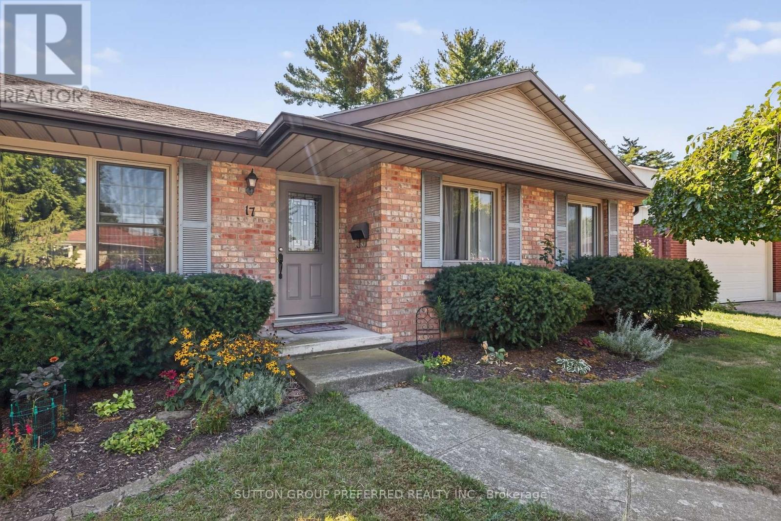 17 Clear Valley Drive, Tillsonburg, Ontario  N4G 4X9 - Photo 2 - X12400998