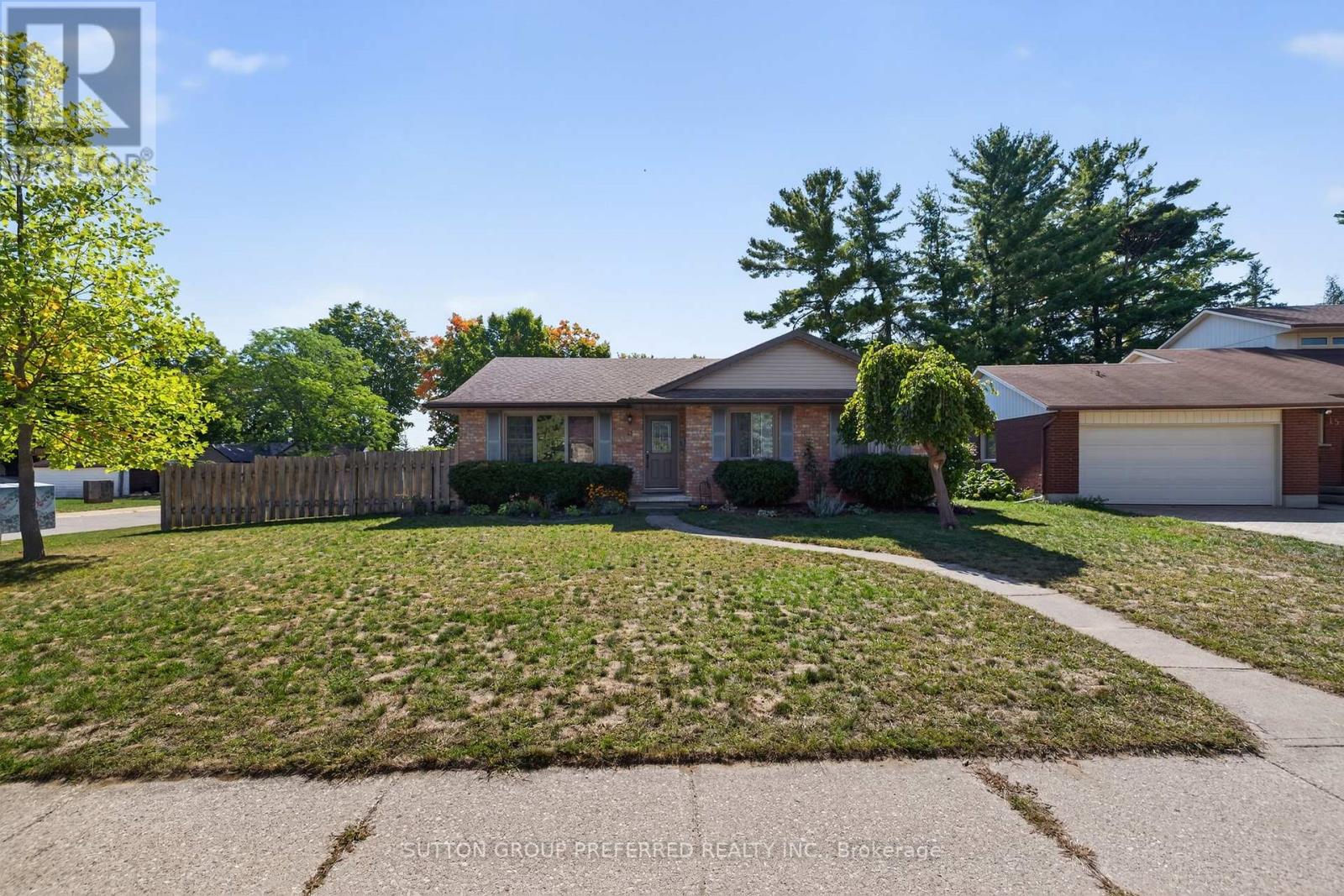 17 Clear Valley Drive, Tillsonburg, Ontario  N4G 4X9 - Photo 3 - X12400998