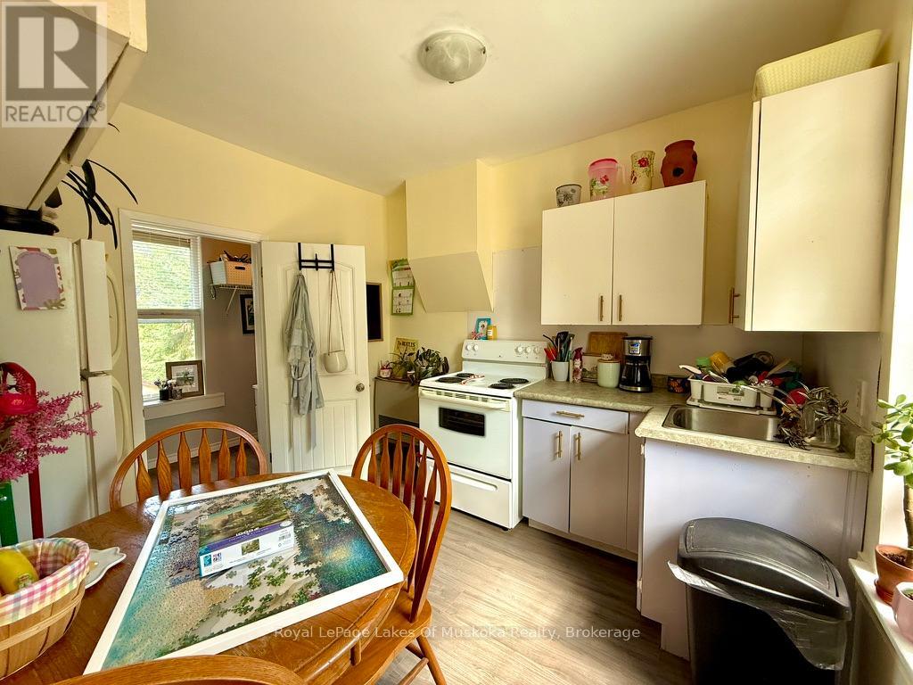 4 Duncan Street E, Huntsville (Chaffey), Ontario  P1H 1W4 - Photo 4 - X12401062