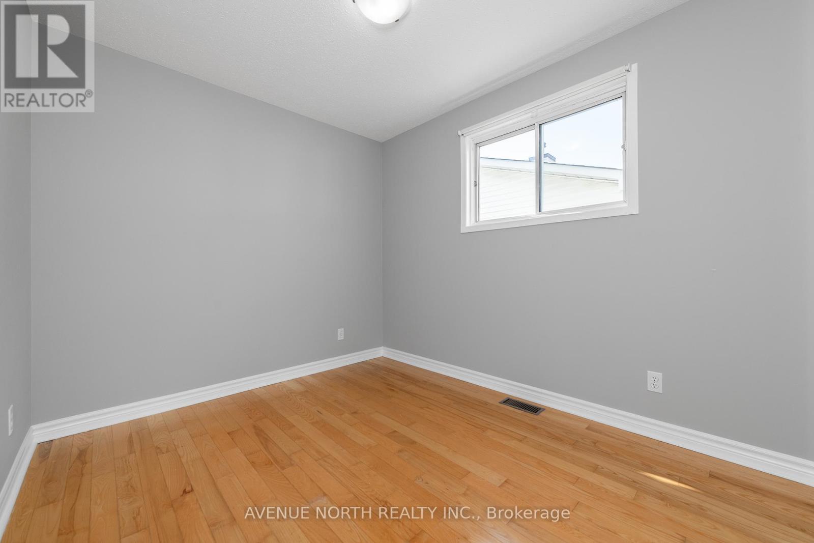 2 Chickasaw Crescent, Ottawa, Ontario  K2M 1M3 - Photo 33 - X12401058