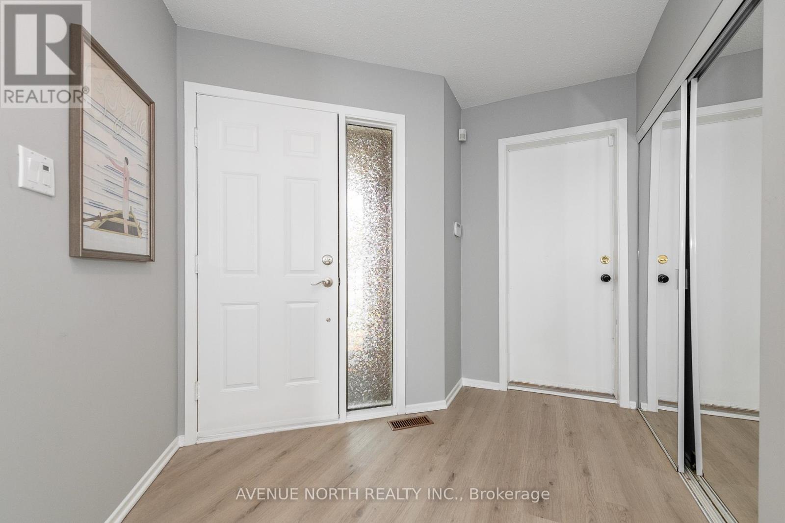 2 Chickasaw Crescent, Ottawa, Ontario  K2M 1M3 - Photo 4 - X12401058