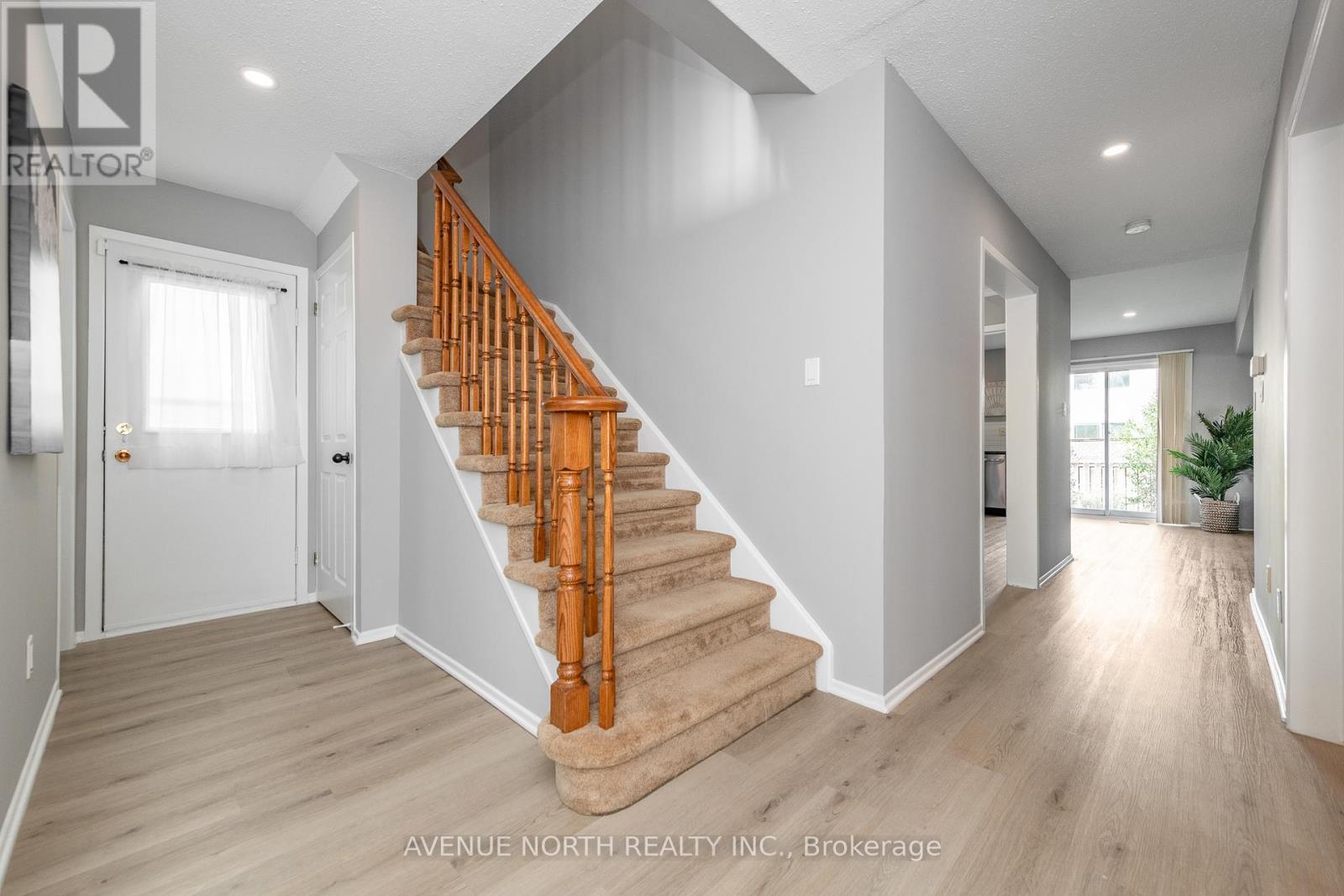 2 Chickasaw Crescent, Ottawa, Ontario  K2M 1M3 - Photo 5 - X12401058