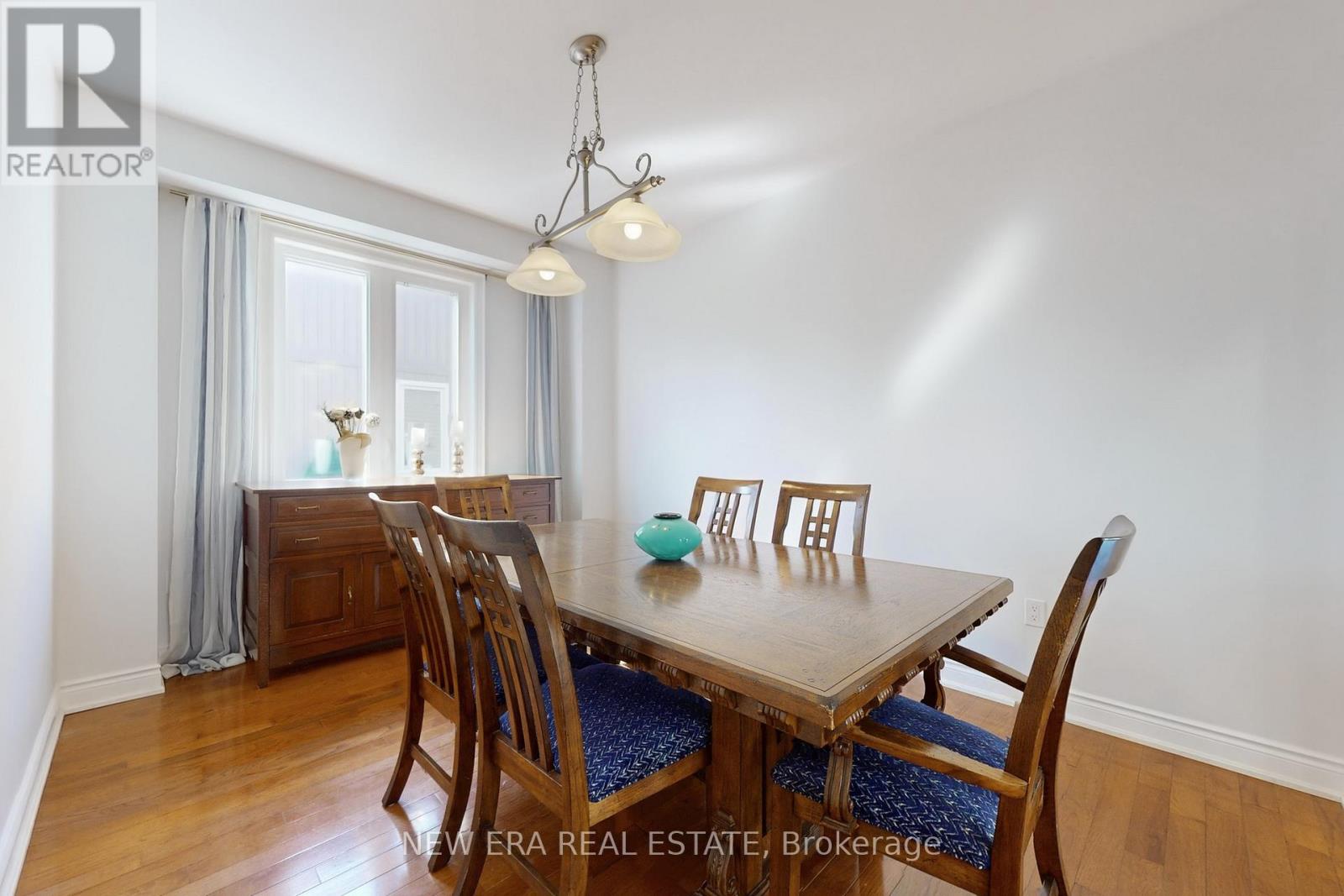 1031 Lake Drive N, Georgina, Ontario  L4P 3E9 - Photo 11 - N12399839