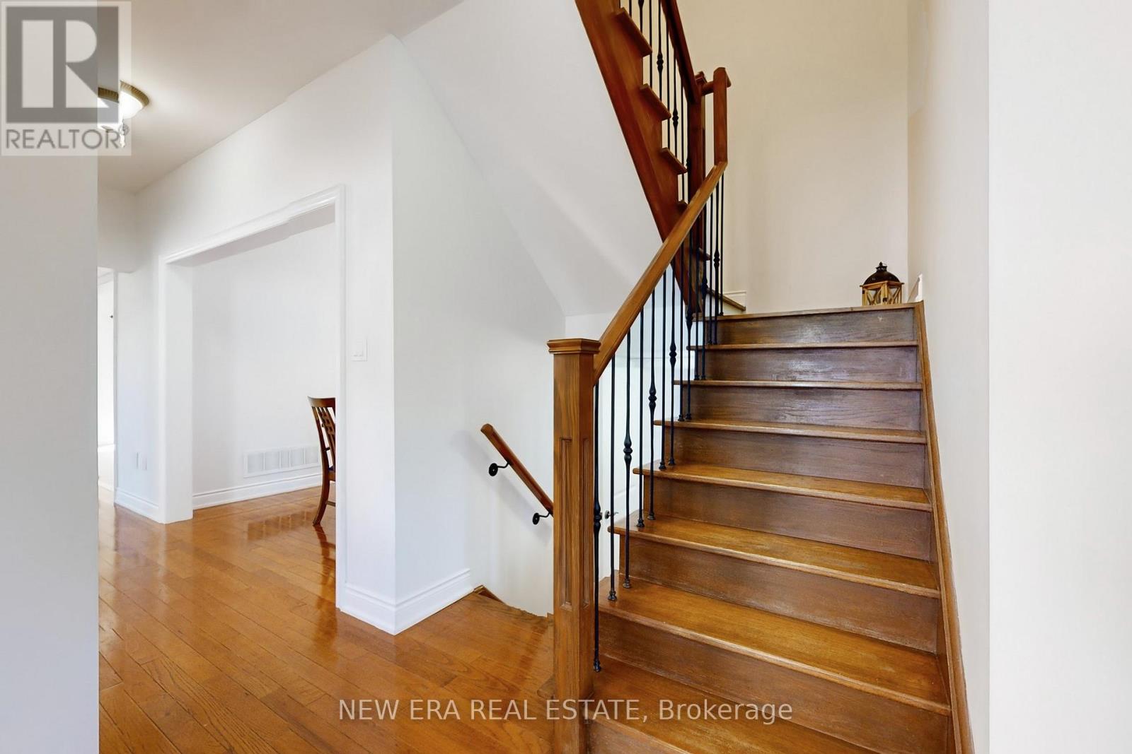 1031 Lake Drive N, Georgina, Ontario  L4P 3E9 - Photo 17 - N12399839