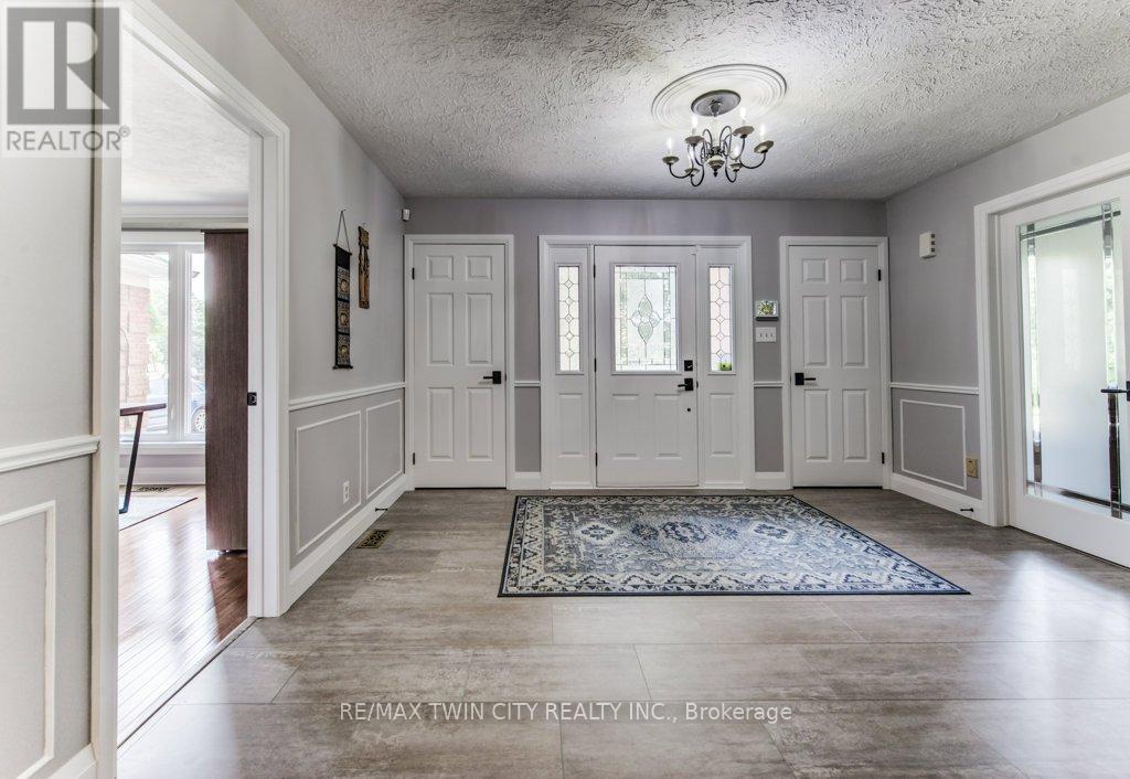 489 Branstone Drive, Waterloo, Ontario  N2T 1S8 - Photo 6 - X12333573