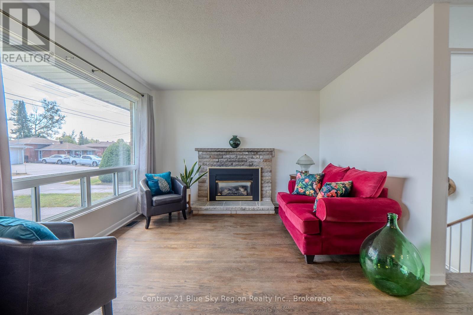 62 Strathcona Drive, North Bay, Ontario  P1A 2N1 - Photo 4 - X12401035