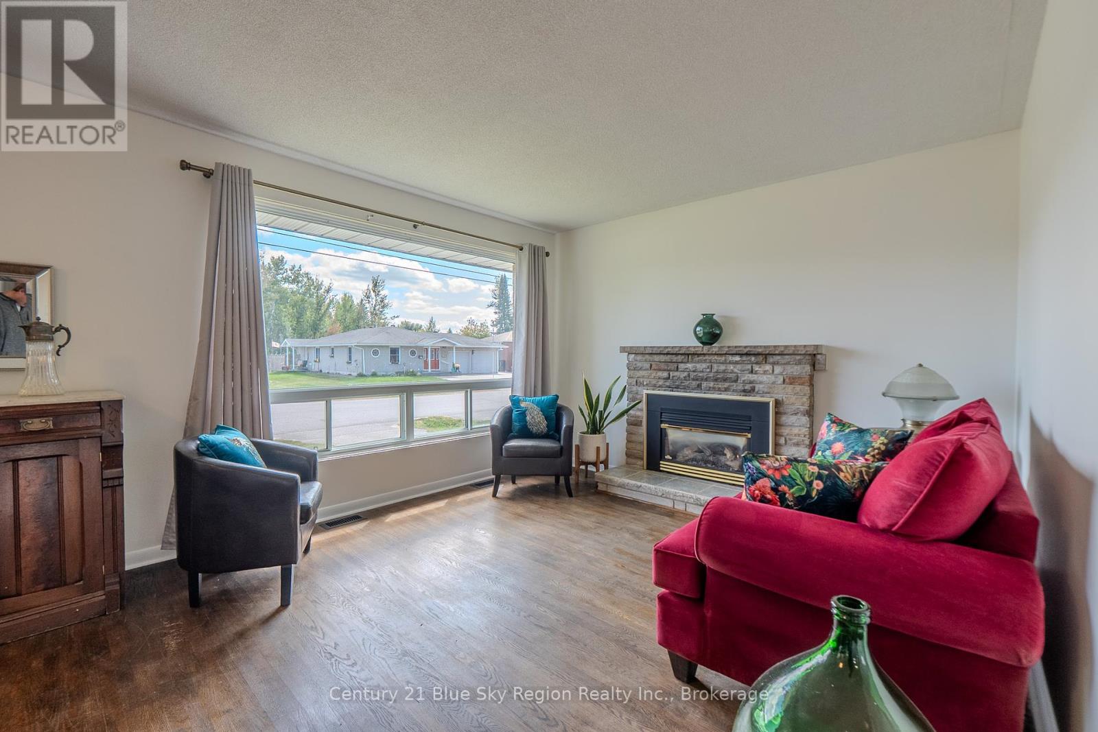 62 Strathcona Drive, North Bay, Ontario  P1A 2N1 - Photo 5 - X12401035