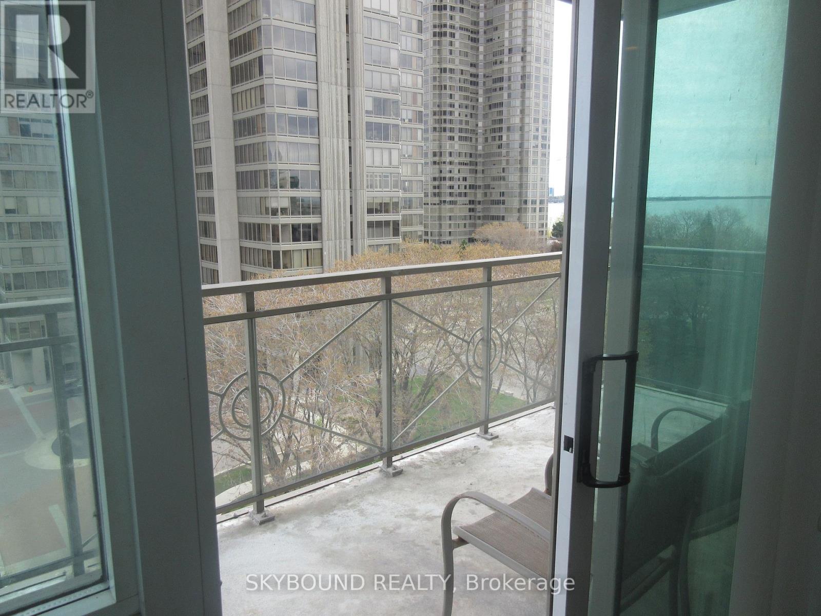 809 - 88 Palace Pier Court, Toronto, Ontario  M8V 4C2 - Photo 21 - W12400866