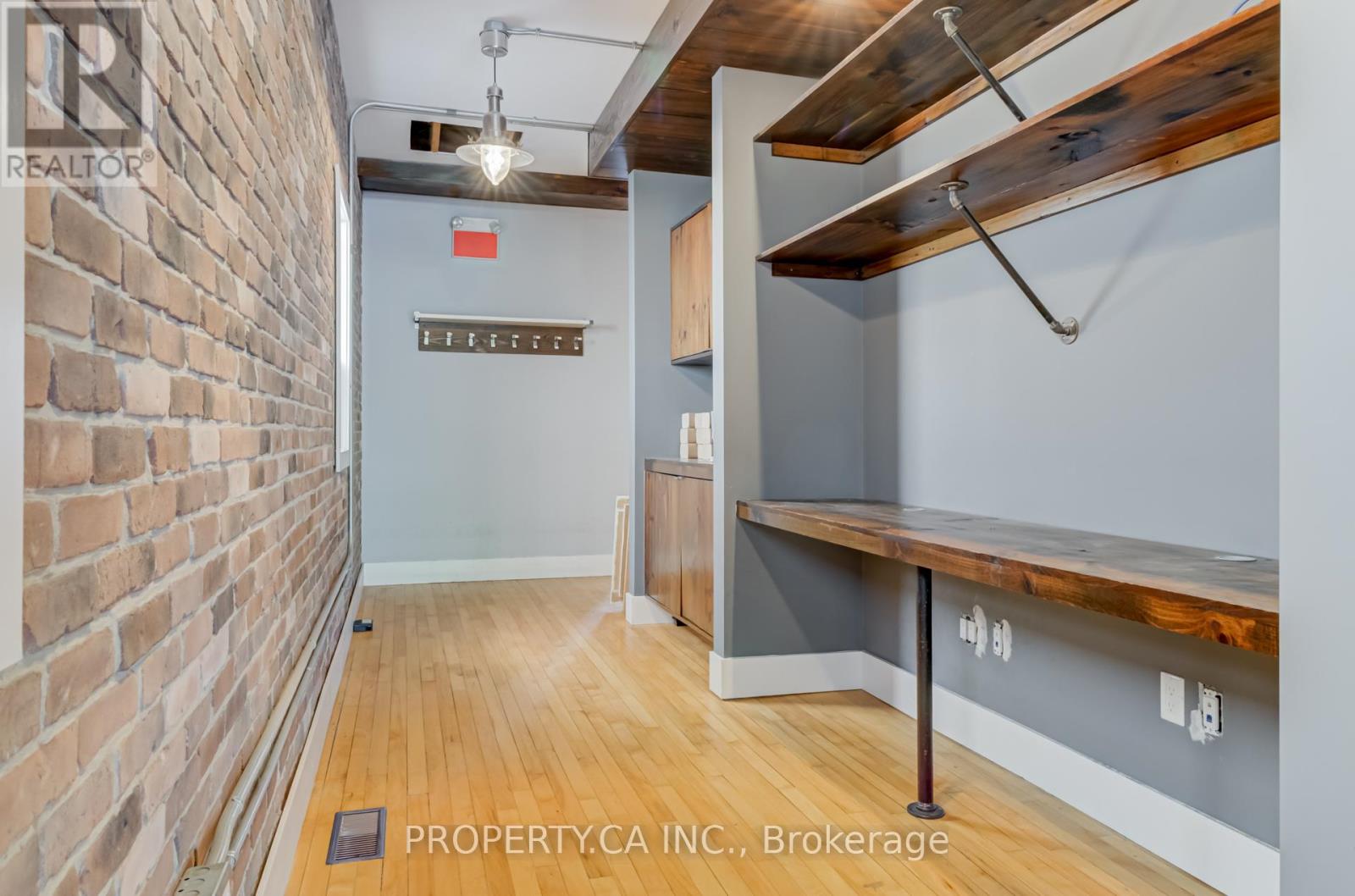 Upper - 205 Augusta Avenue, Toronto, Ontario  M5T 2L4 - Photo 17 - C12401045
