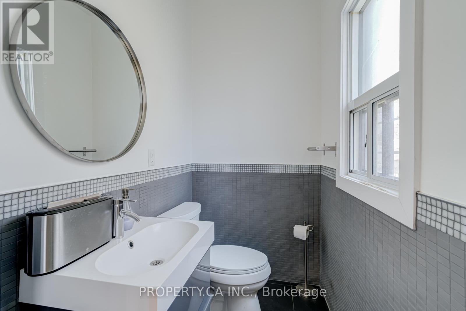 Upper - 205 Augusta Avenue, Toronto, Ontario  M5T 2L4 - Photo 21 - C12401045