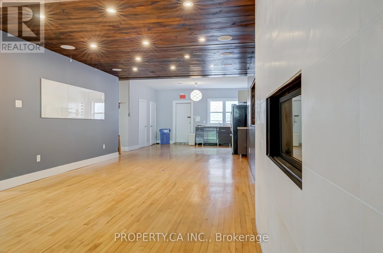 Upper - 205 Augusta Avenue, Toronto, Ontario  M5T 2L4 - Photo 8 - C12401045