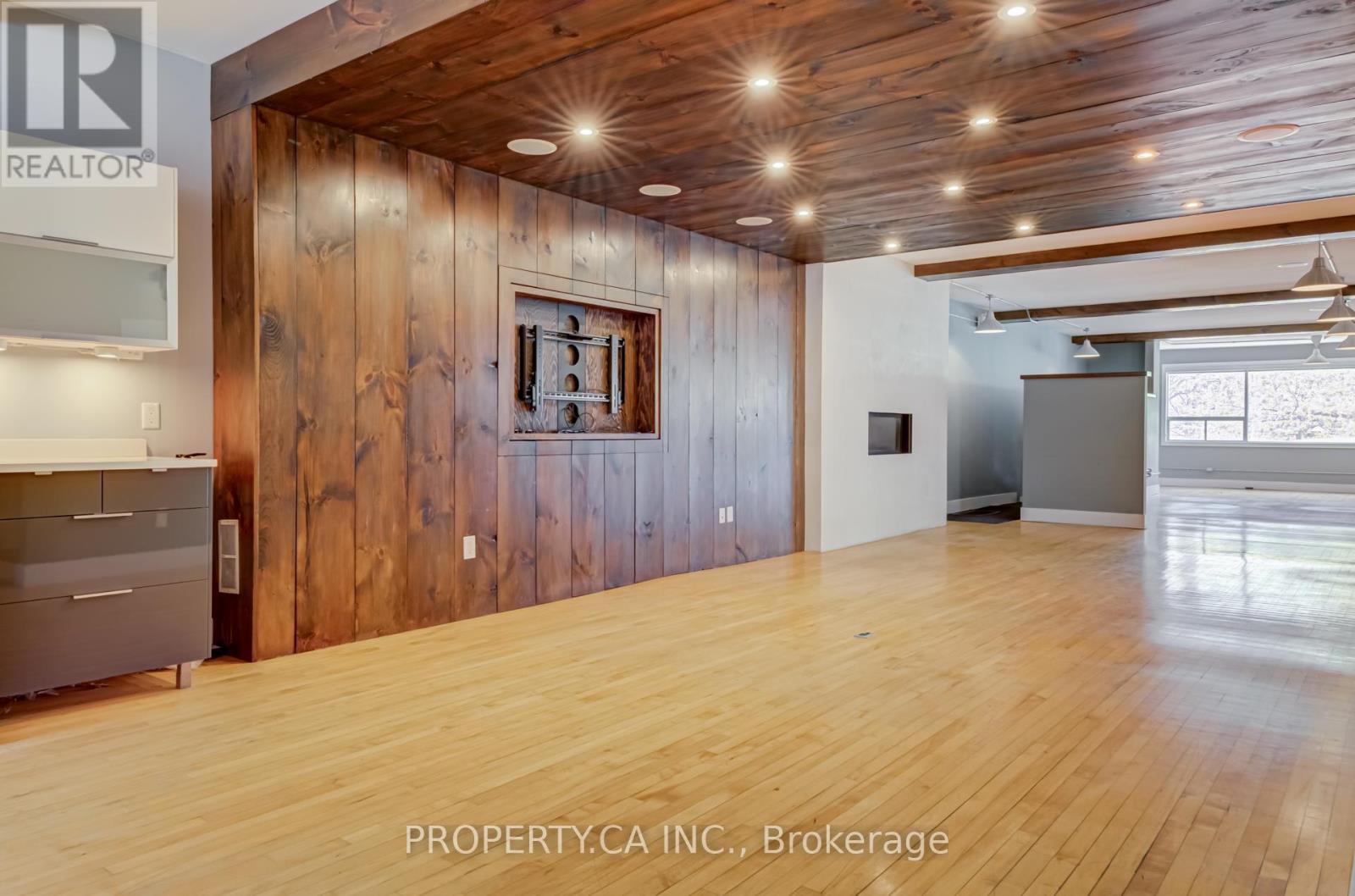 Upper - 205 Augusta Avenue, Toronto, Ontario  M5T 2L4 - Photo 9 - C12401045
