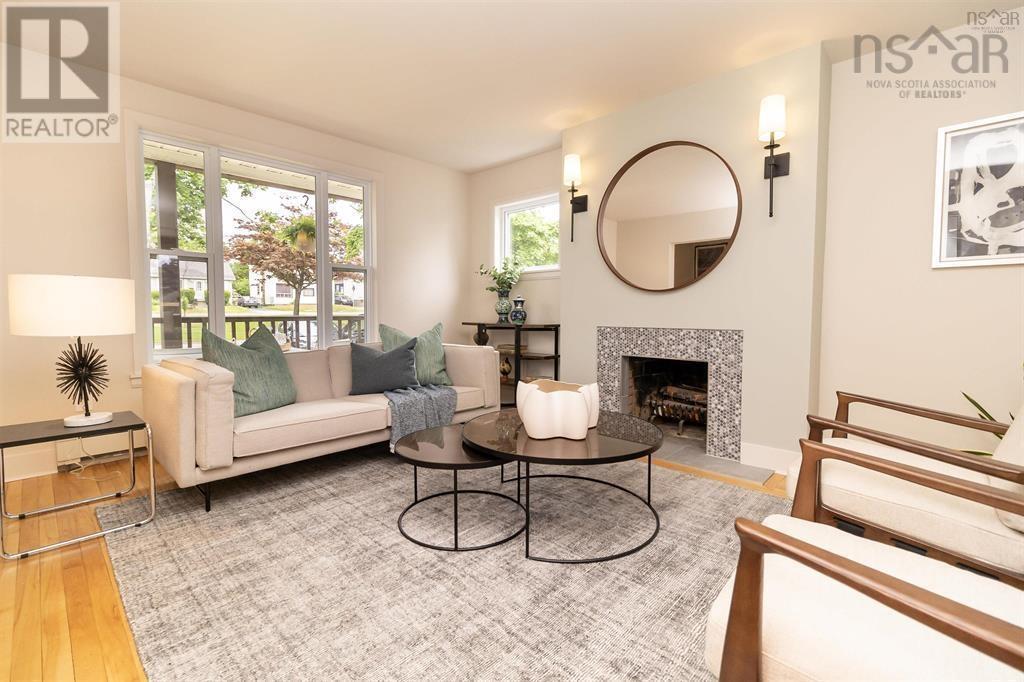 Property at 2892 Connaught Avenue image 4