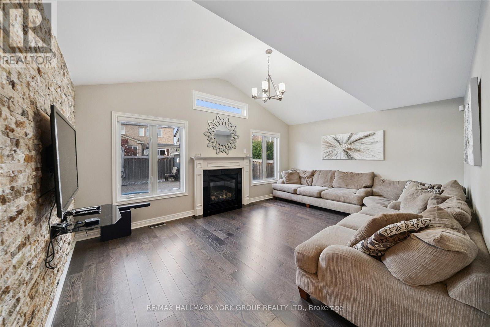 254 Meadowhawk Trail, Bradford West Gwillimbury (Bradford), Ontario  L3Z 0E9 - Photo 11 - N12401051