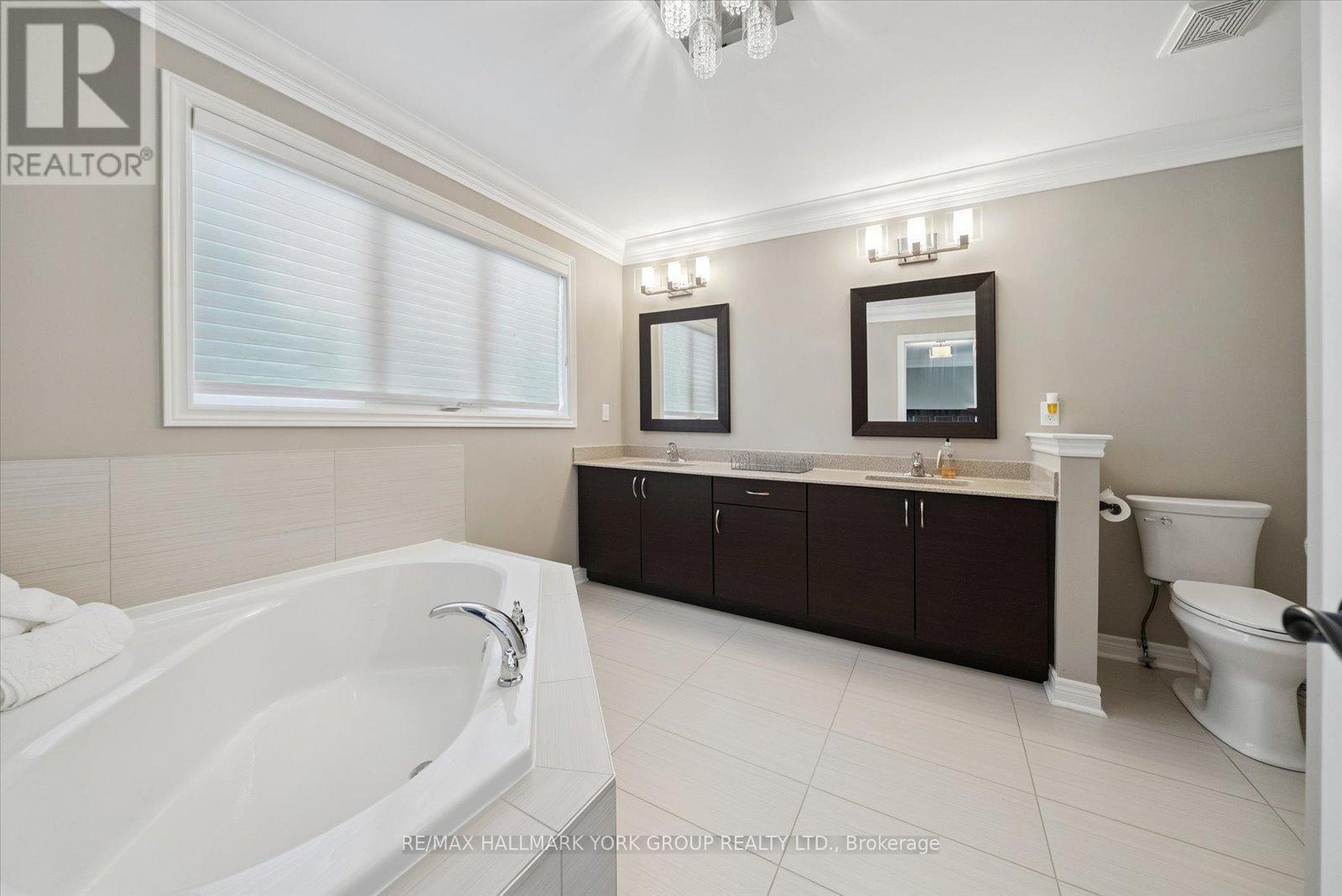 254 Meadowhawk Trail, Bradford West Gwillimbury (Bradford), Ontario  L3Z 0E9 - Photo 17 - N12401051