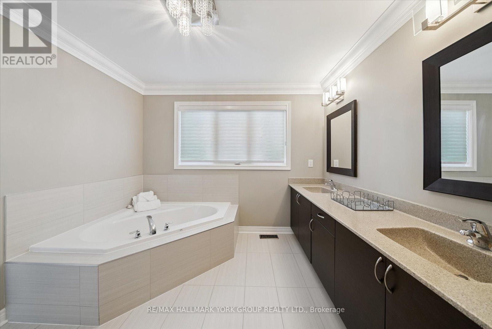 254 Meadowhawk Trail, Bradford West Gwillimbury (Bradford), Ontario  L3Z 0E9 - Photo 18 - N12401051