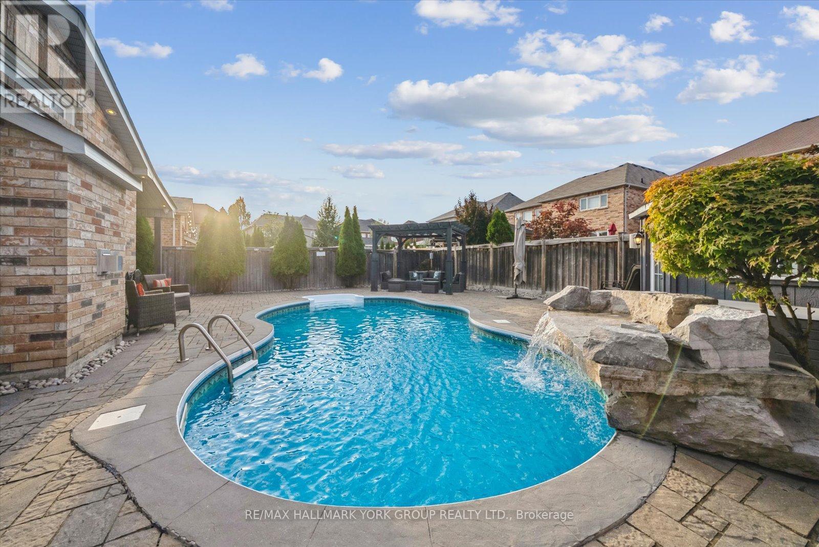 254 Meadowhawk Trail, Bradford West Gwillimbury (Bradford), Ontario  L3Z 0E9 - Photo 2 - N12401051