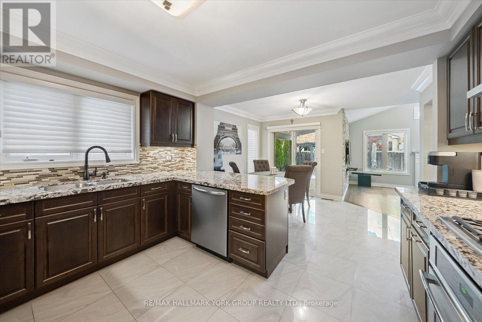 254 Meadowhawk Trail, Bradford West Gwillimbury (Bradford), Ontario  L3Z 0E9 - Photo 9 - N12401051