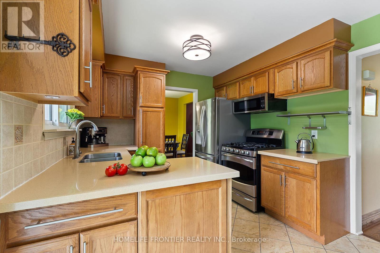 40 Delta Crescent, East Gwillimbury, Ontario  L9N 1G4 - Photo 9 - N12401052