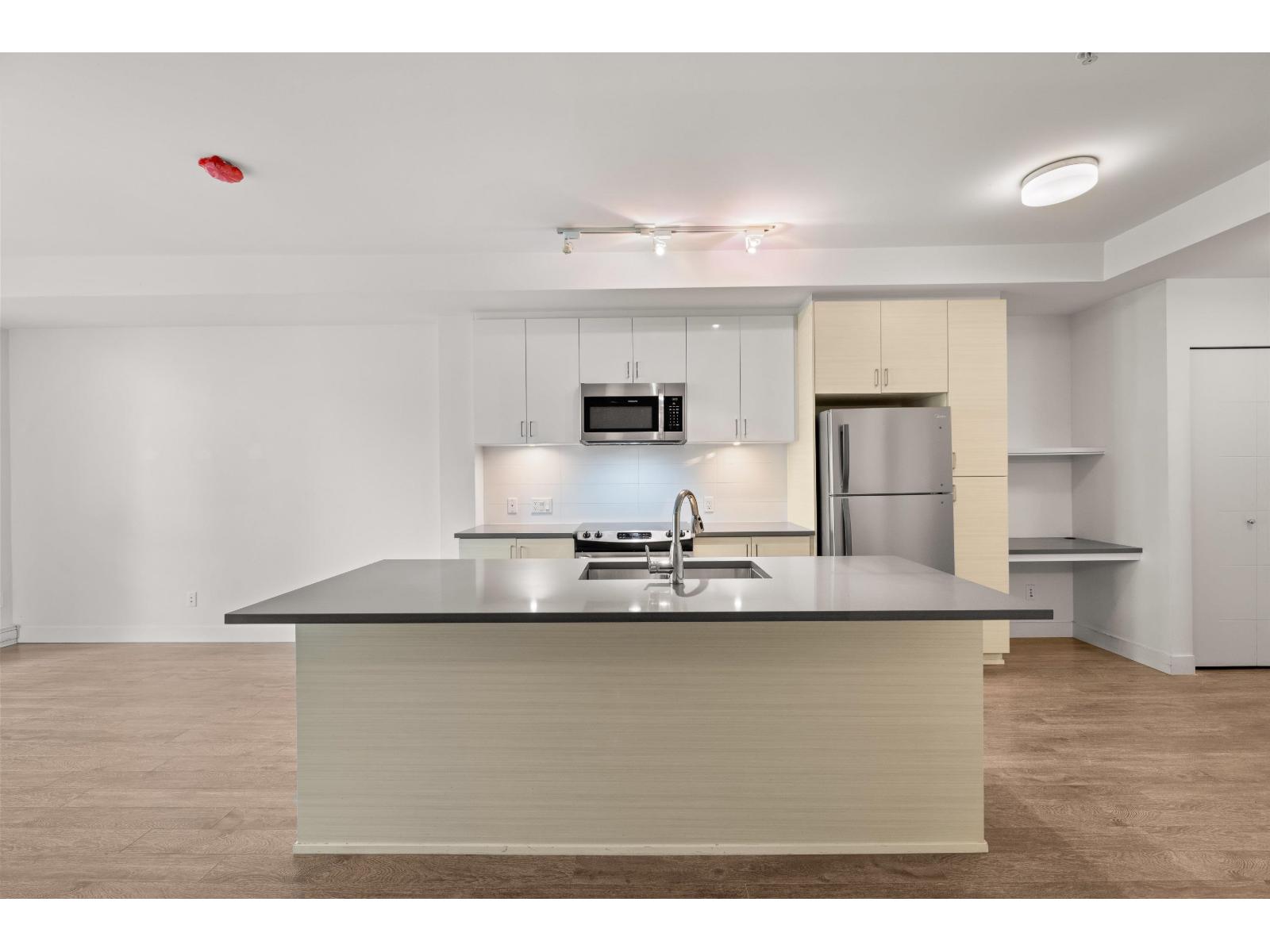 306 13919 Fraser Highway, Surrey, British Columbia  V3T 4E6 - Photo 4 - R3047103