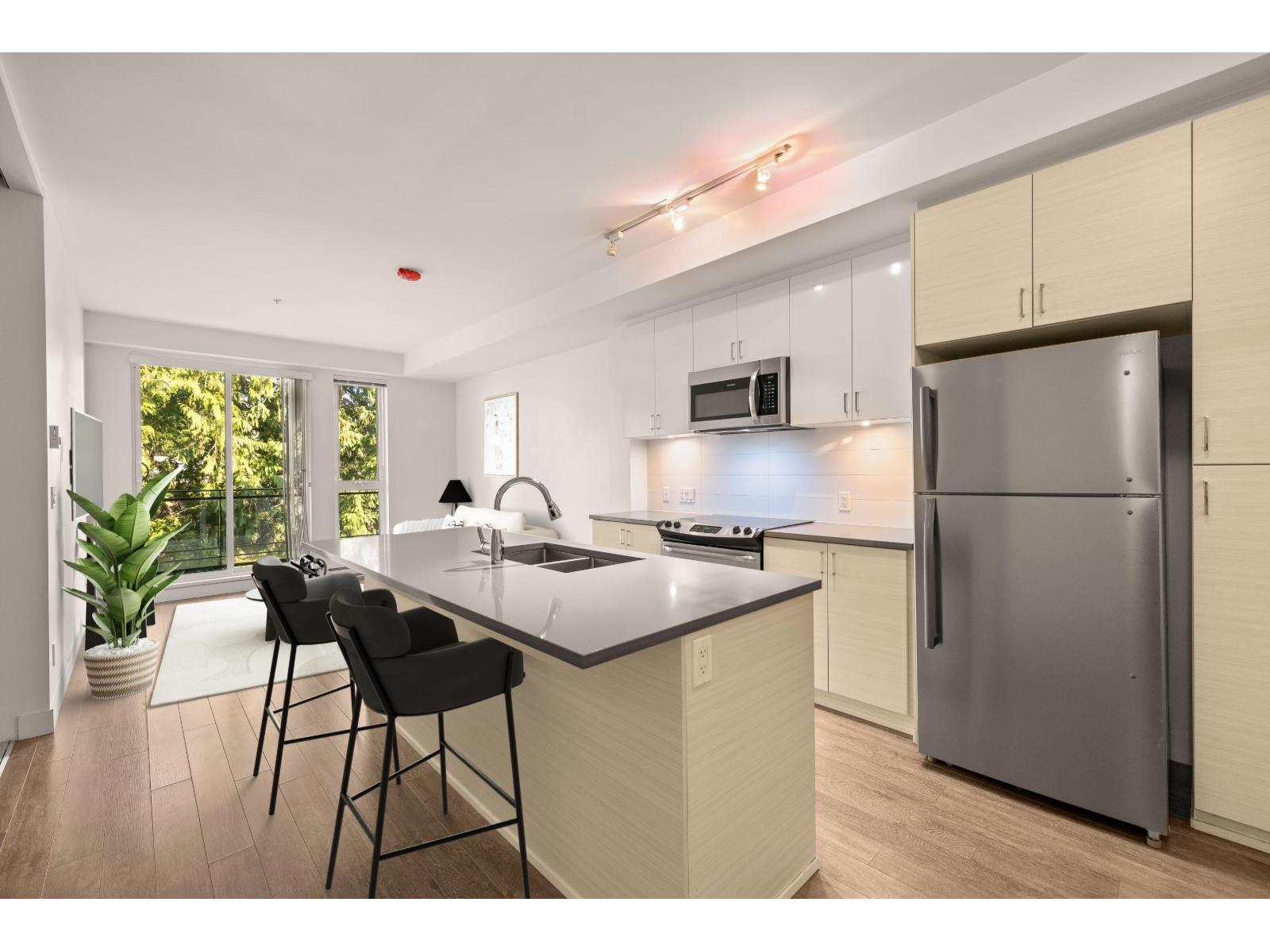 306 13919 Fraser Highway, Surrey, British Columbia  V3T 4E6 - Photo 2 - R3047103