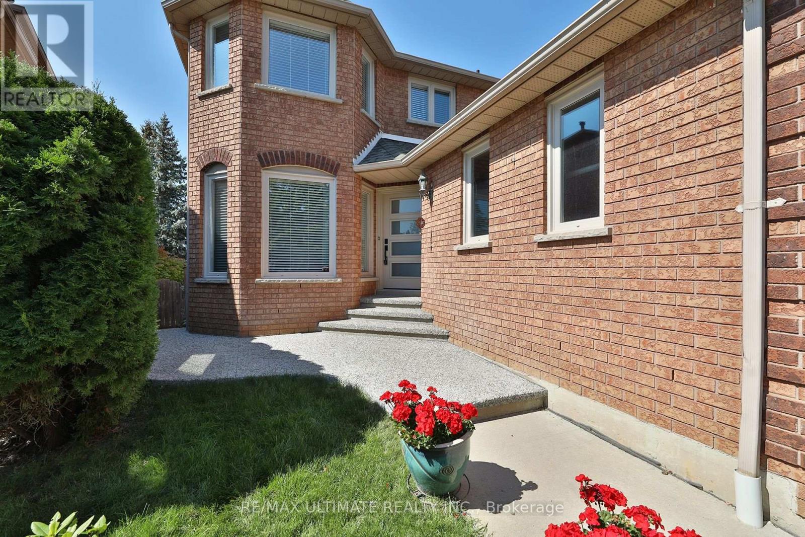 1169 Ewing Crescent, Mississauga, Ontario  L5V 1C1 - Photo 2 - W12400997
