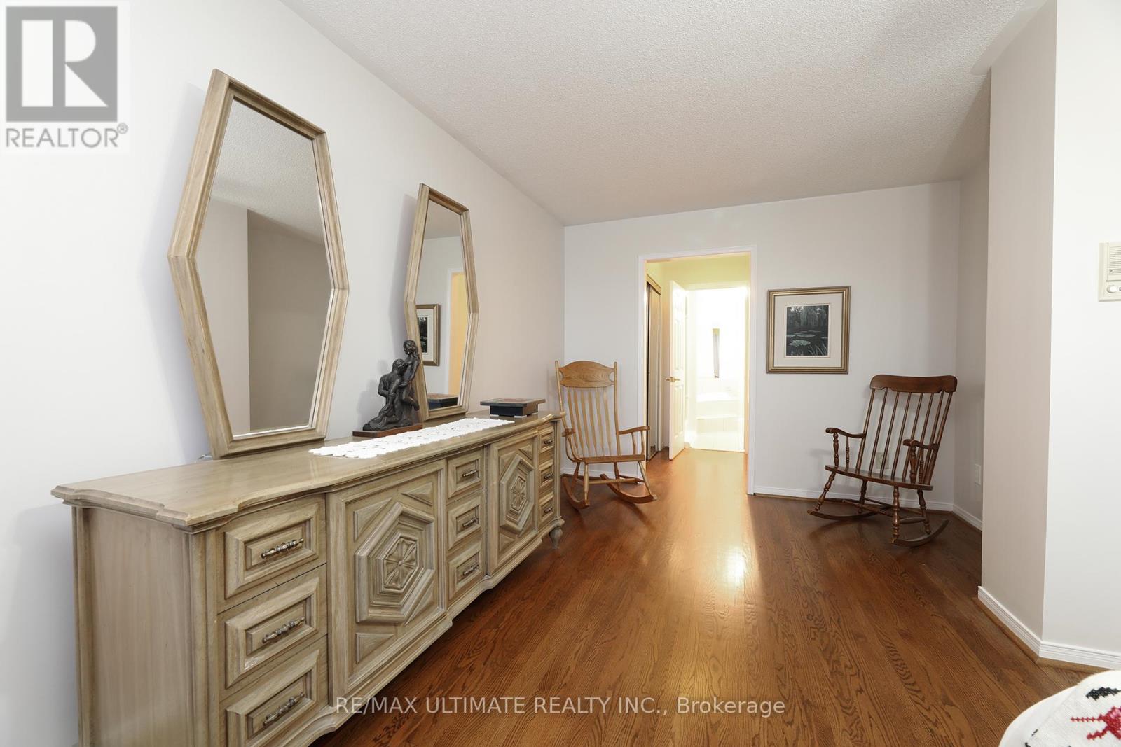 1169 Ewing Crescent, Mississauga, Ontario  L5V 1C1 - Photo 23 - W12400997