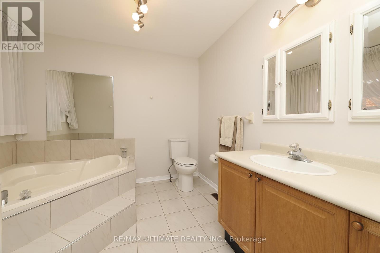 1169 Ewing Crescent, Mississauga, Ontario  L5V 1C1 - Photo 25 - W12400997