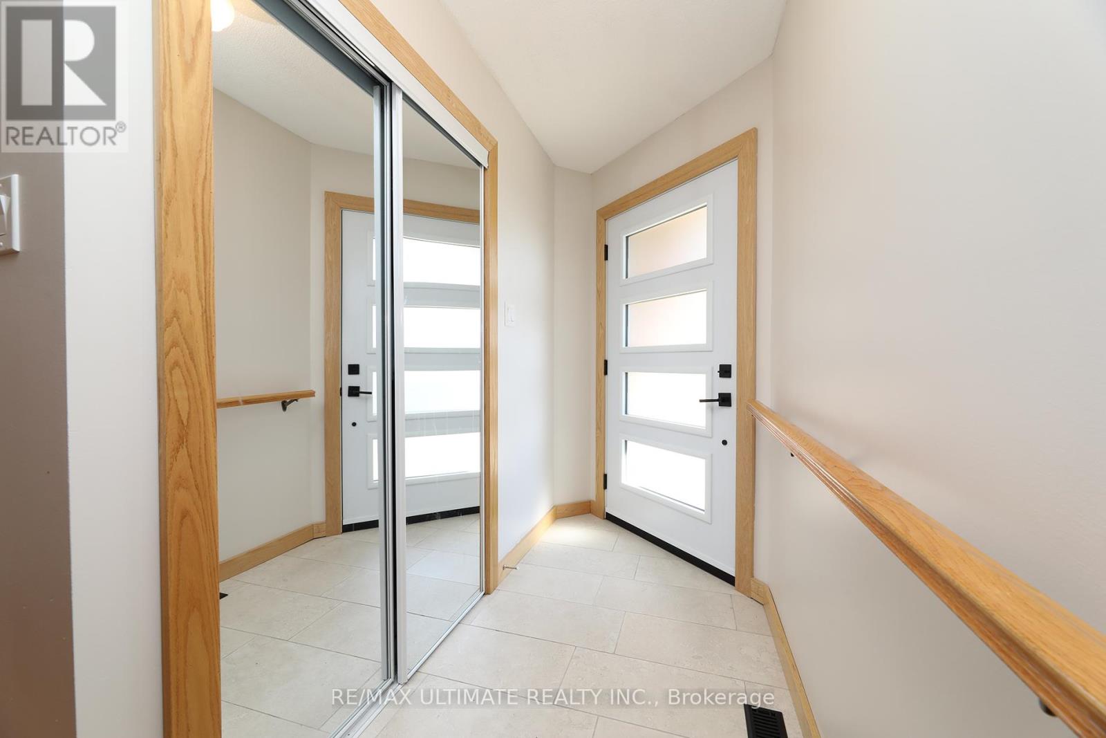 1169 Ewing Crescent, Mississauga, Ontario  L5V 1C1 - Photo 3 - W12400997